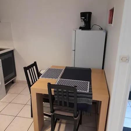 Appartement Rouge A 5 Minutes De La Cathedrale Et Neoma *