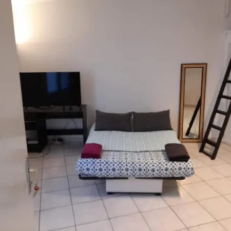 Appartement Rouge A 5 Minutes De La Cathedrale Et Neoma *